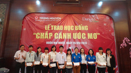 Trao 50 suất học bổng đến sinh viên Đắk Lắk nhân dịp năm học mới