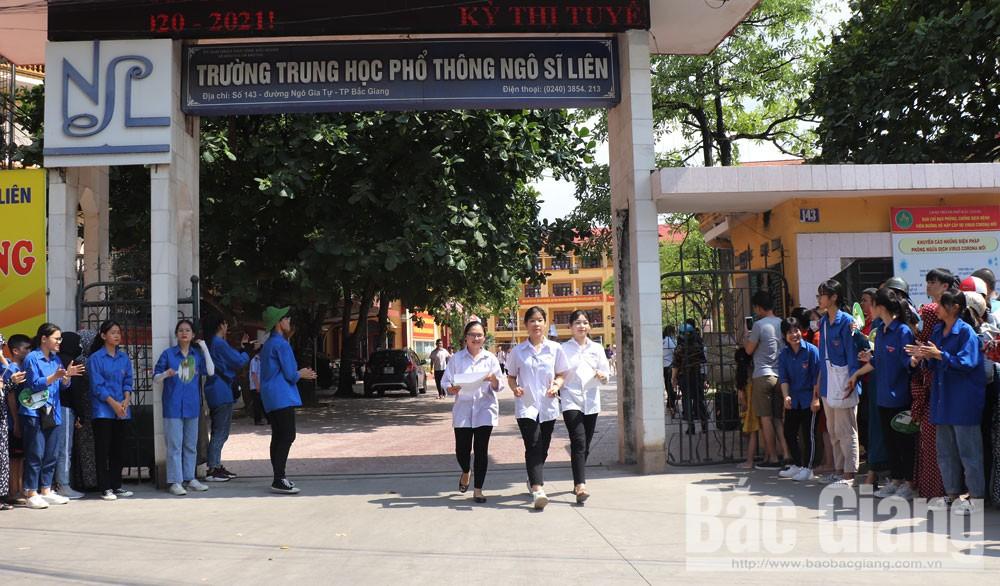Thí sinh tại điểm thi Trường THPT Ngô Sĩ Liên (TP Bắc Giang).